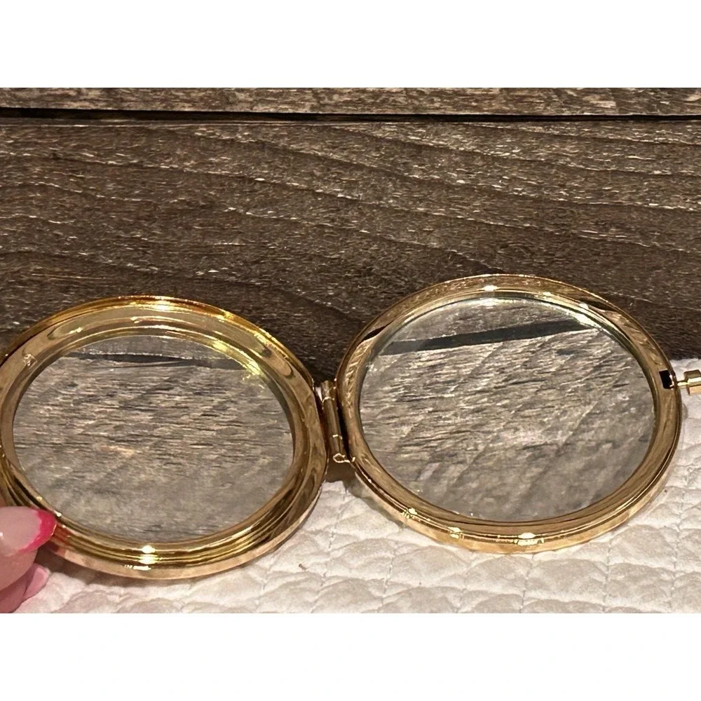 Vintage Compact with Mirror Jeweled Snowflake Gold Tone Enamel Winter‎ White